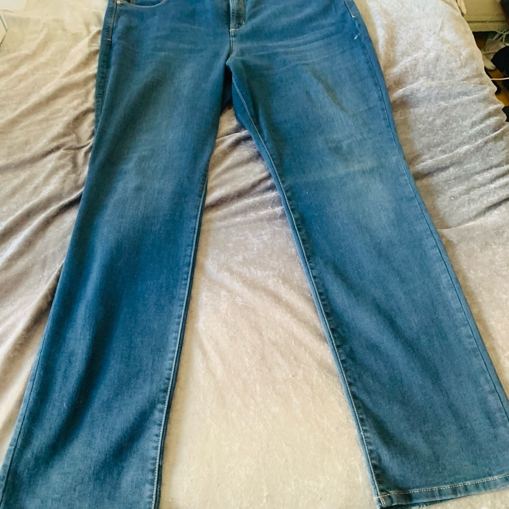 NWOT NMDJ Plus Marilyn Straight Jeans with Lift Tuck Technology.. Size 18W
